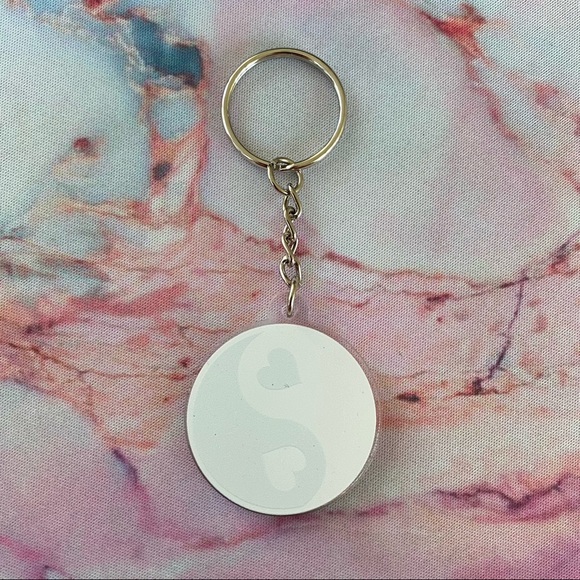 Yin Yang heart Black and White Keychain - Picture 2 of 2